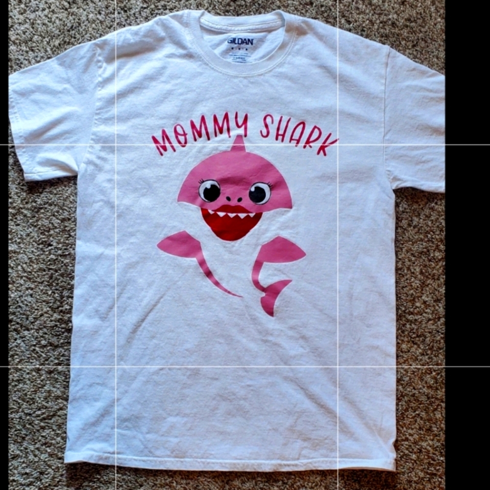 Women's Mommy Shark T-shirt Size Medium.
